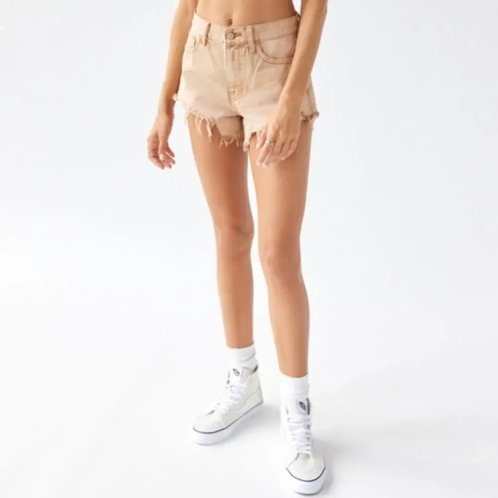 BDG by URBAN OUTFITTERS Cheeky High Rise Denim Shorts Frayed Hem Beige Size 26